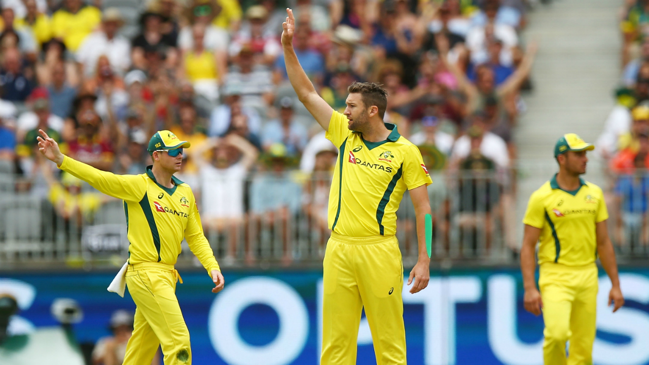Ton-up Maxwell routs England in second T20I