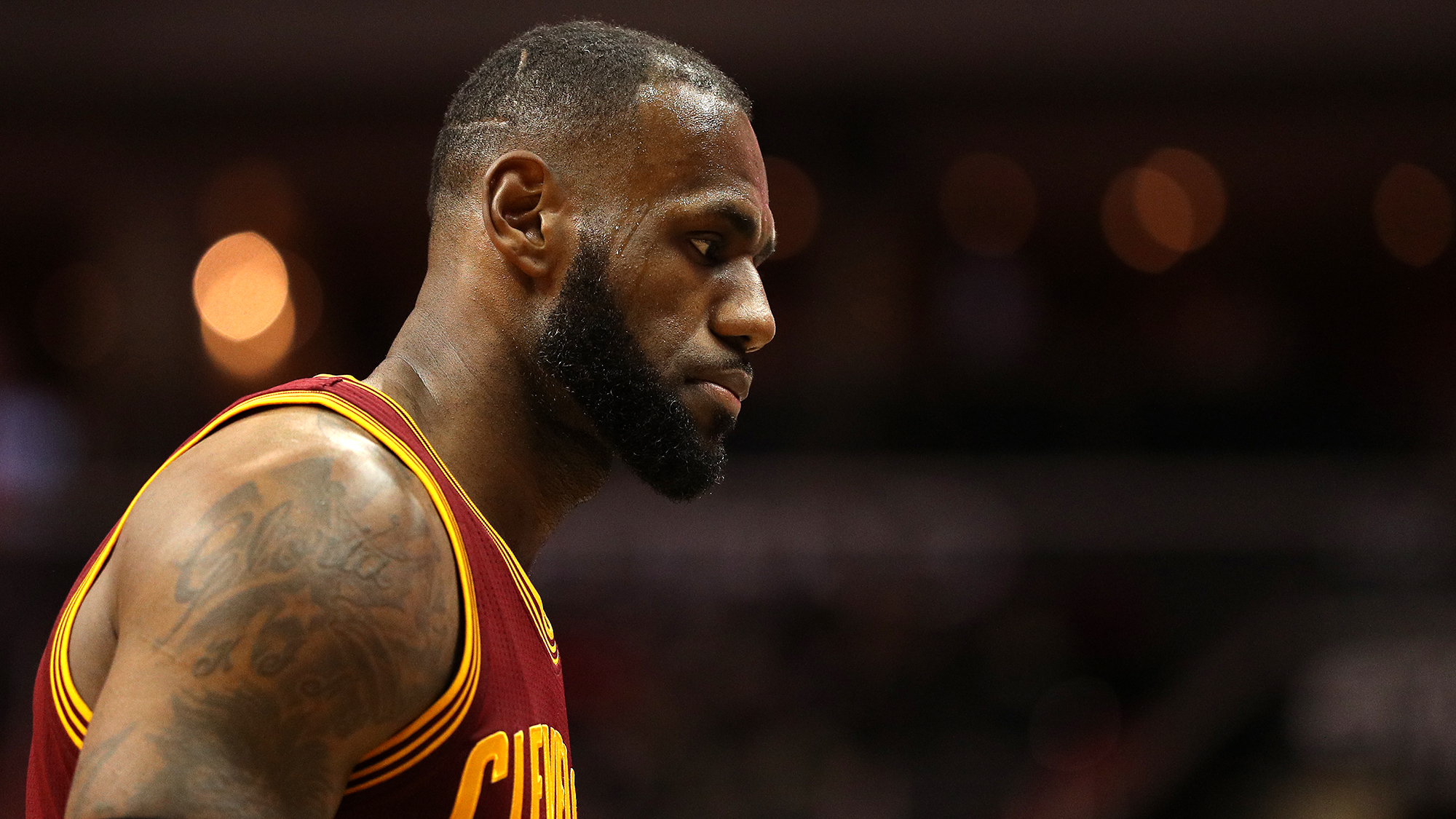 LeBron scores 44, reaches assist mark as Cavs down Hornets