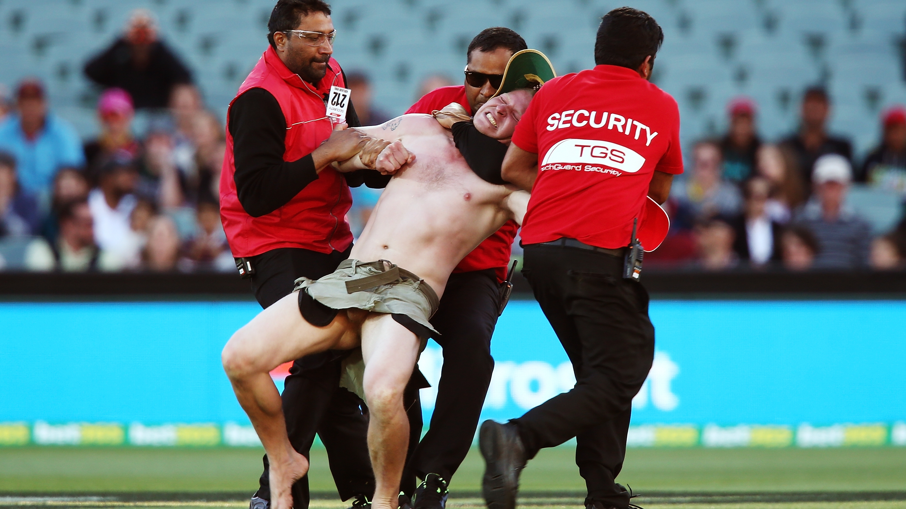 WATCH: Streaker entertains Adelaide Oval crowd Cricket Sporting News