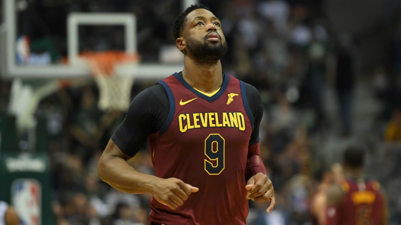 巔峰韋德的腰腹力量有多強？後躺投籃對手幹看，拉桿如「扭麻花」！-黑特籃球-NBA新聞影音圖片分享社區