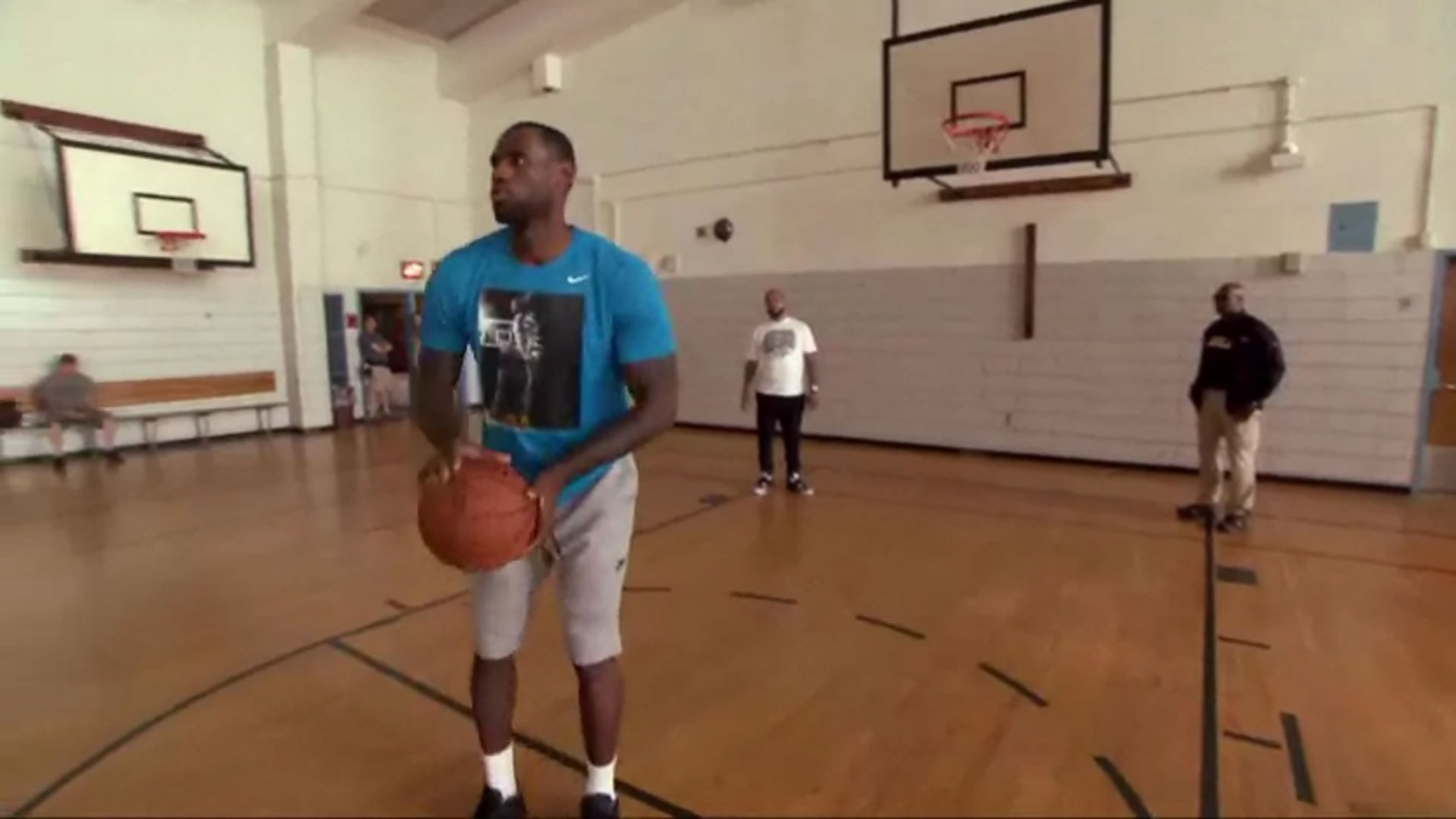 LeBron James shoots a backward free throw like it's nothing NBA