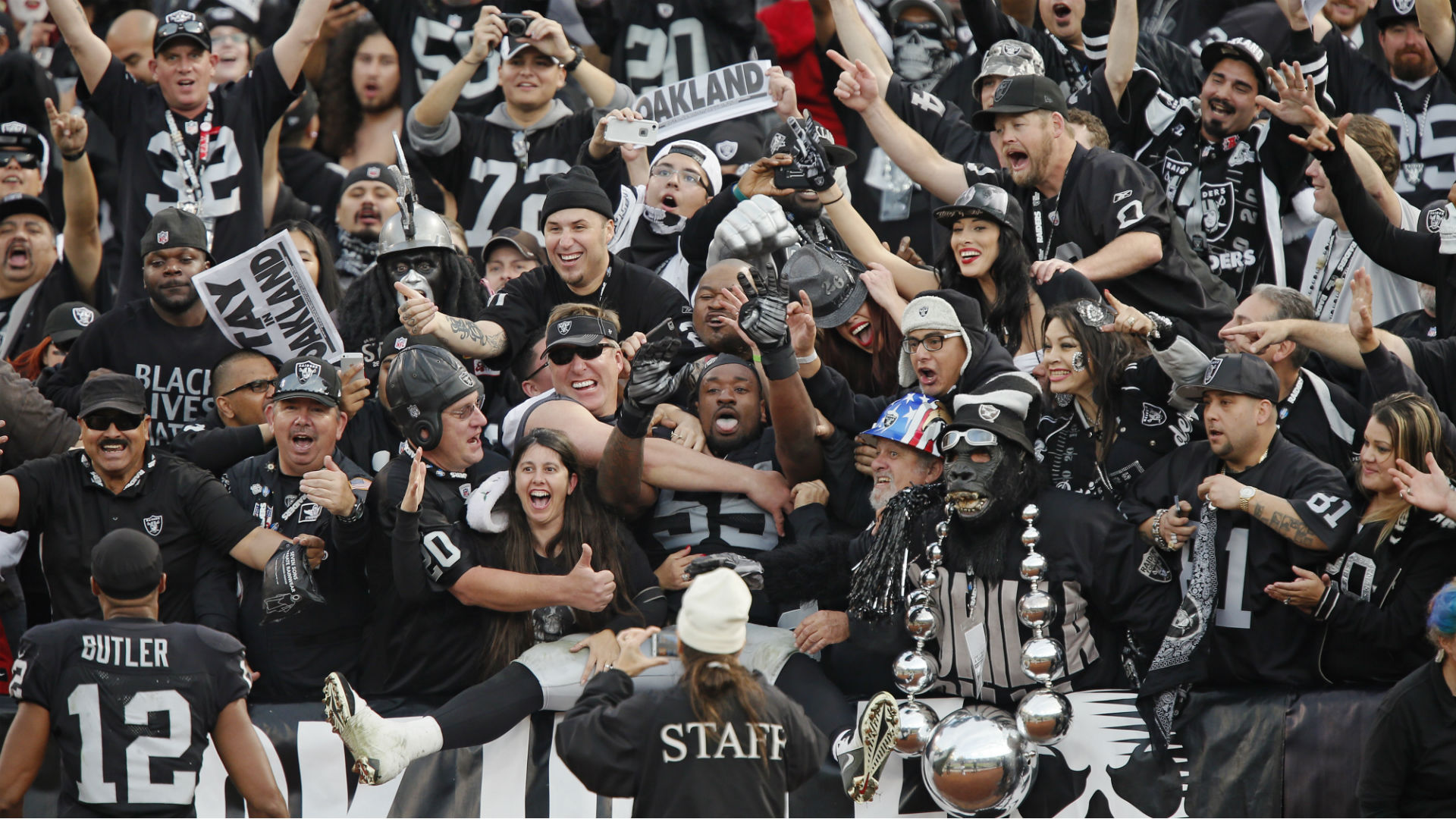 16 photos proving Raiders fans in Mexico are just as crazy about the team  as fans in Oakland