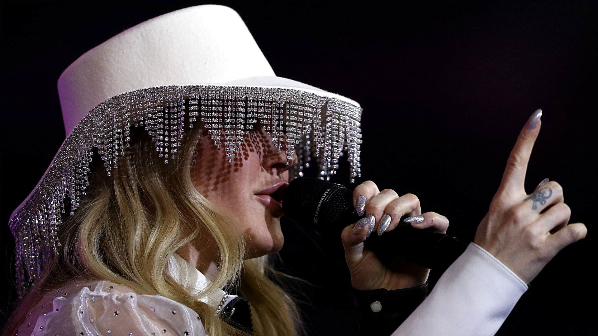 Twitter lights up Ellie Goulding for fringy headwear during Cowboys' halftime show