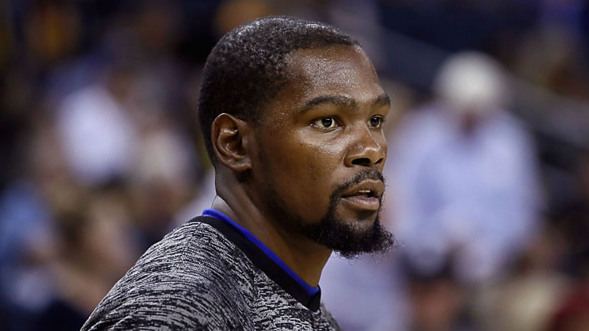 Kevin Durant grabs some nachos from a young fan during Warriors practice