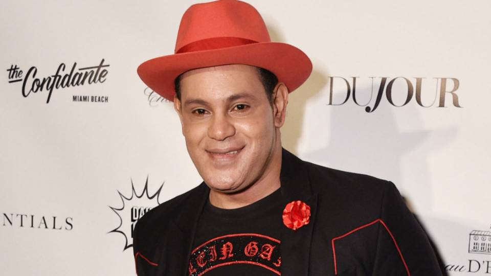 Sammy Sosa dresses up as cowboy for wife
