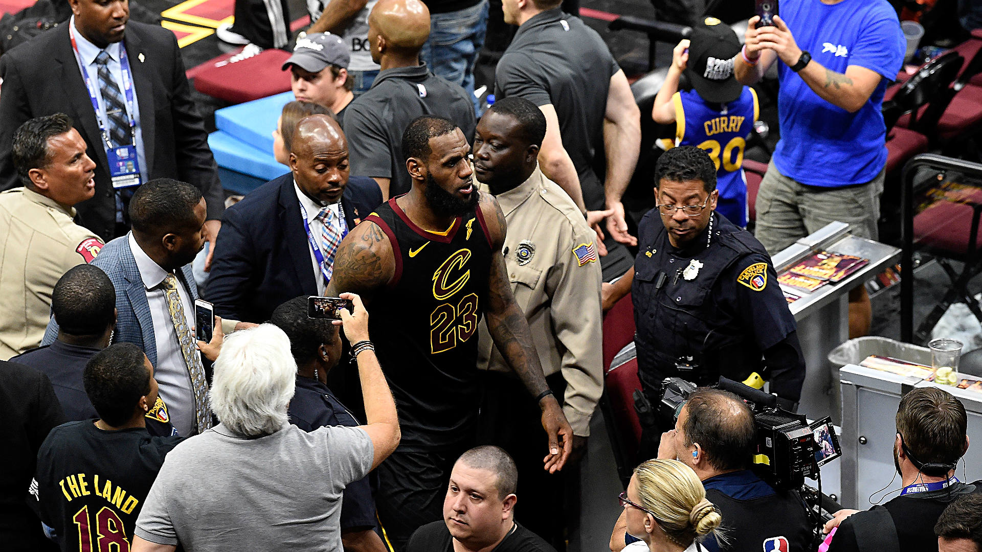 LeBron James suffered hand injury after punching white board following Game 1 loss, report says