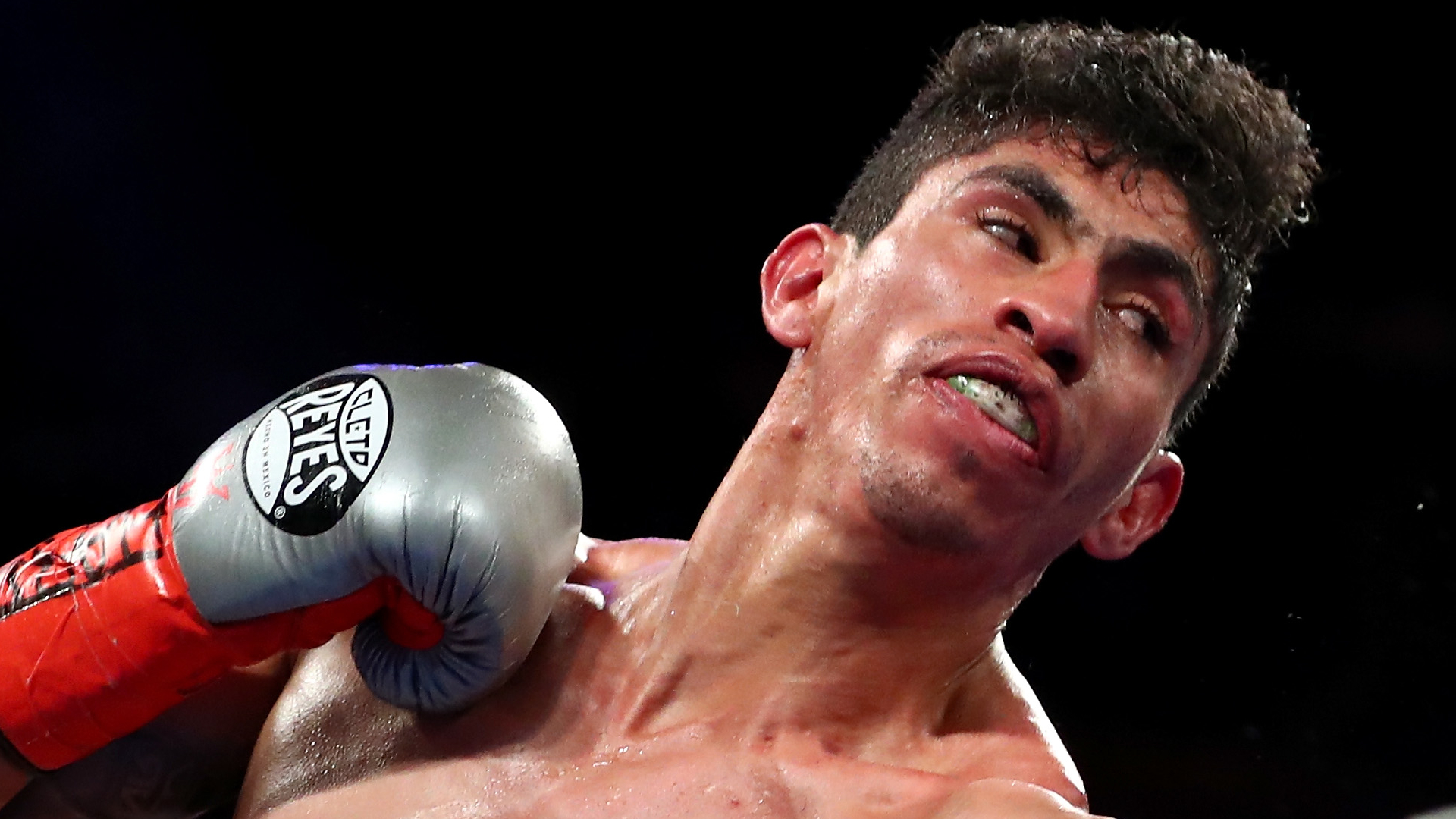 Rey Vargas puts on boxing clinic behind jab to retain WBC junior featherweight title against Tomoki Kameda