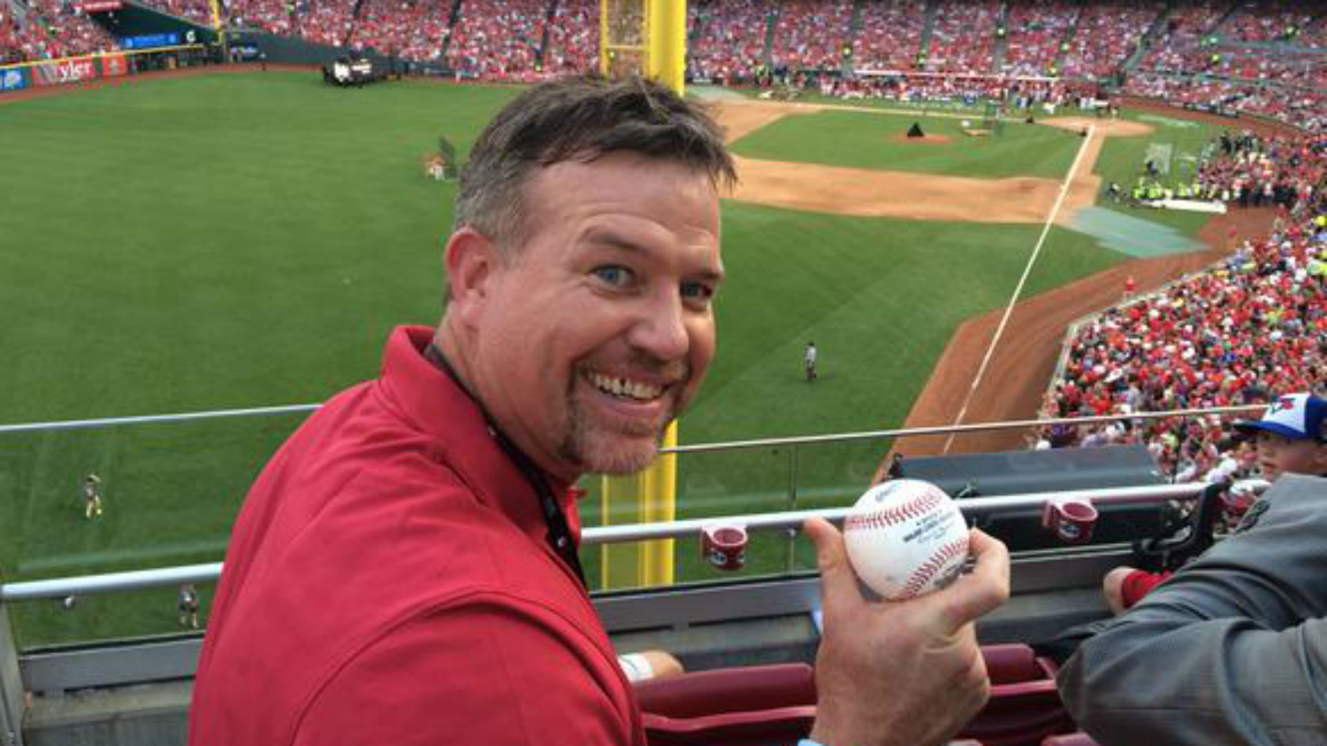former-mlb-all-star-sean-casey-makes-great-catch-at-home-run-derby