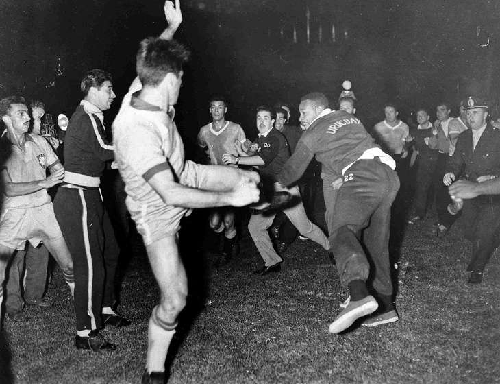 Драка в матче Бразилия - Уругвай