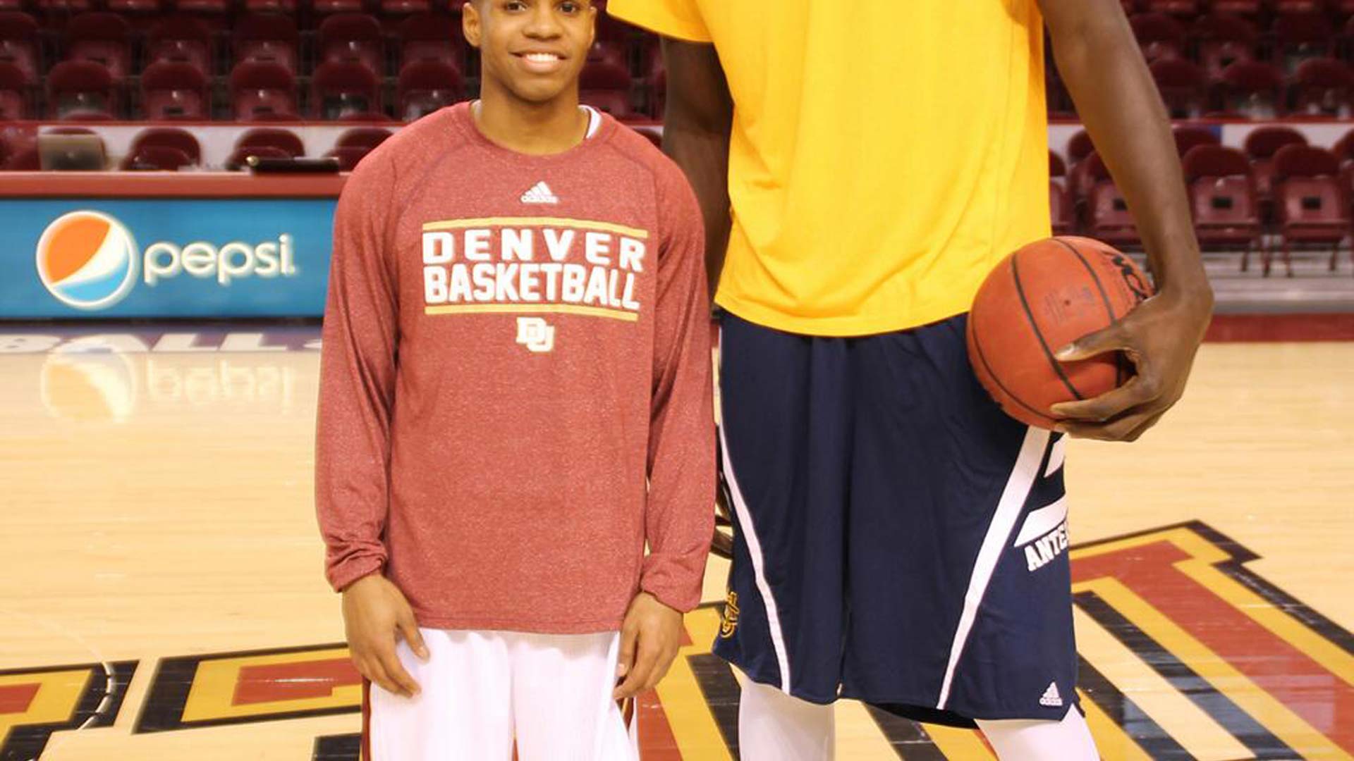 PHOTO Shortest and tallest player in college basketball meet NCAA