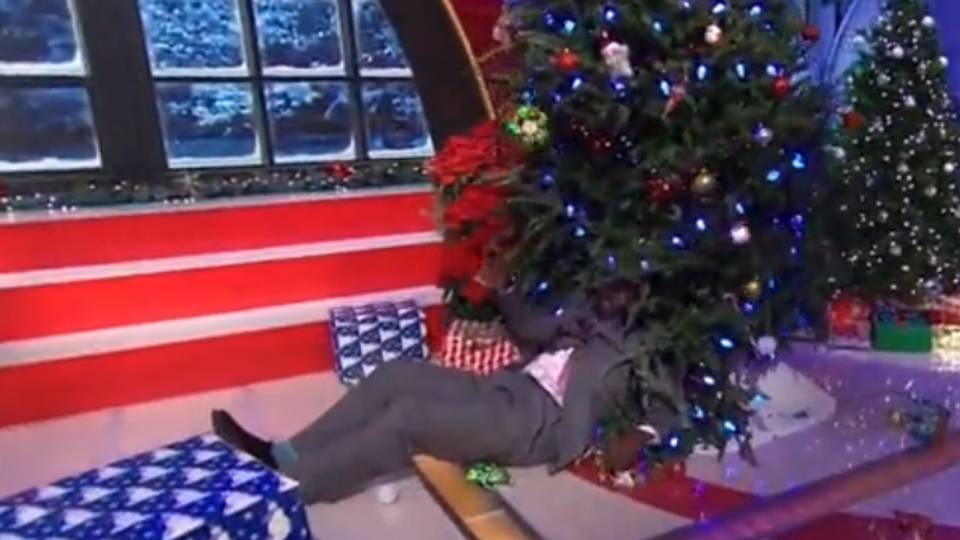 Kenny Smith sends Shaquille O'Neal crashing into Christmas tree on TNT