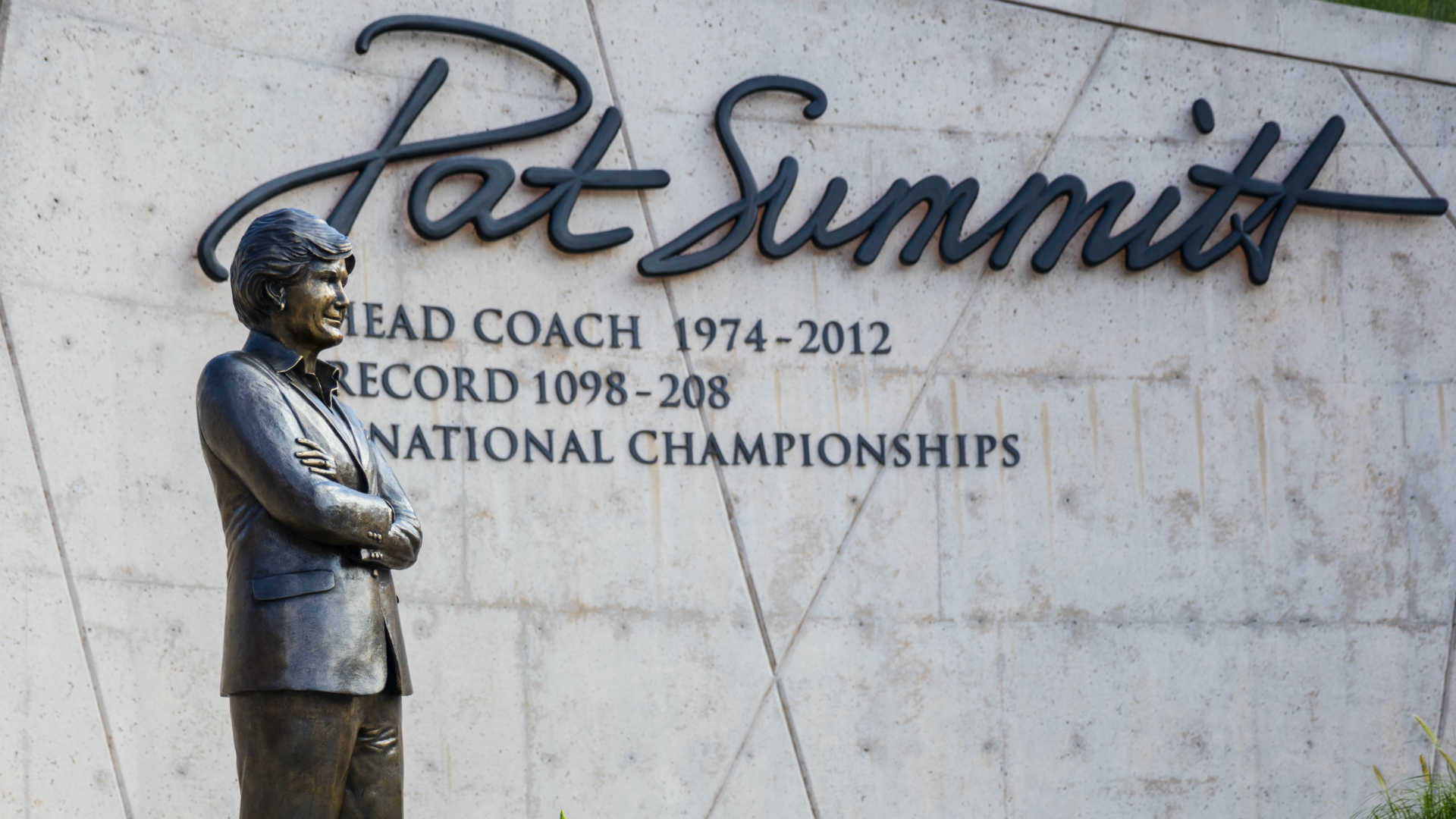 The 10 best statues in sports Sporting News
