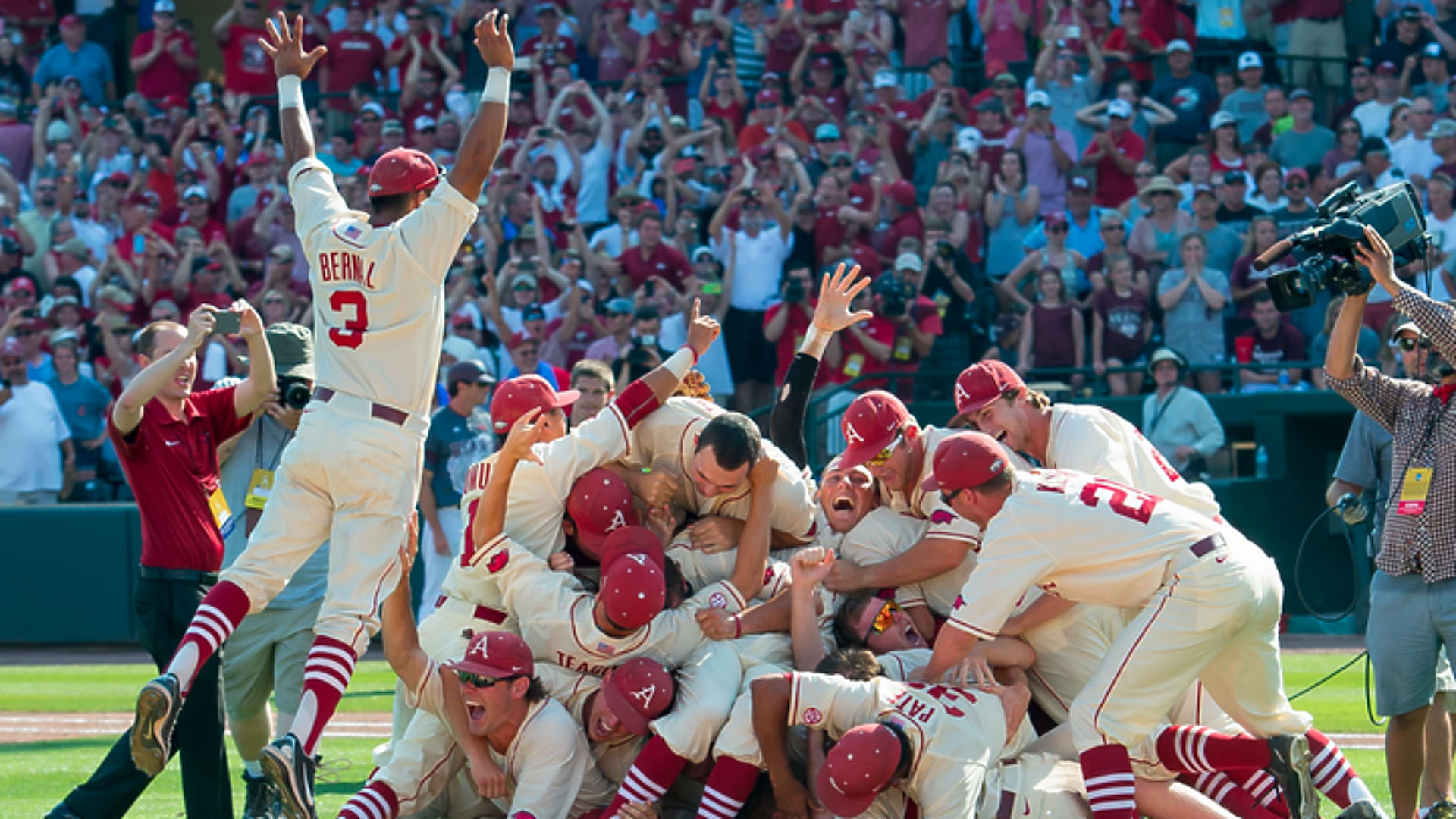 Super Regionals scores Arkansas, LSU advance; Louisville, Texas A&M