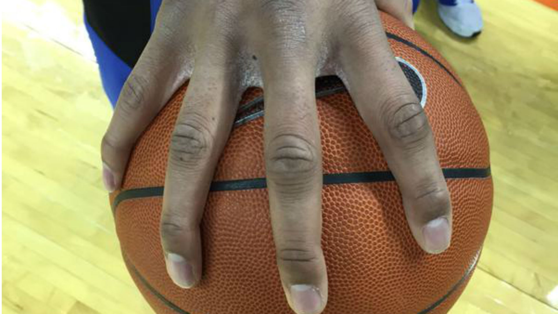Photo of Jahlil Okafor palming a basketball is outrageous NCAA