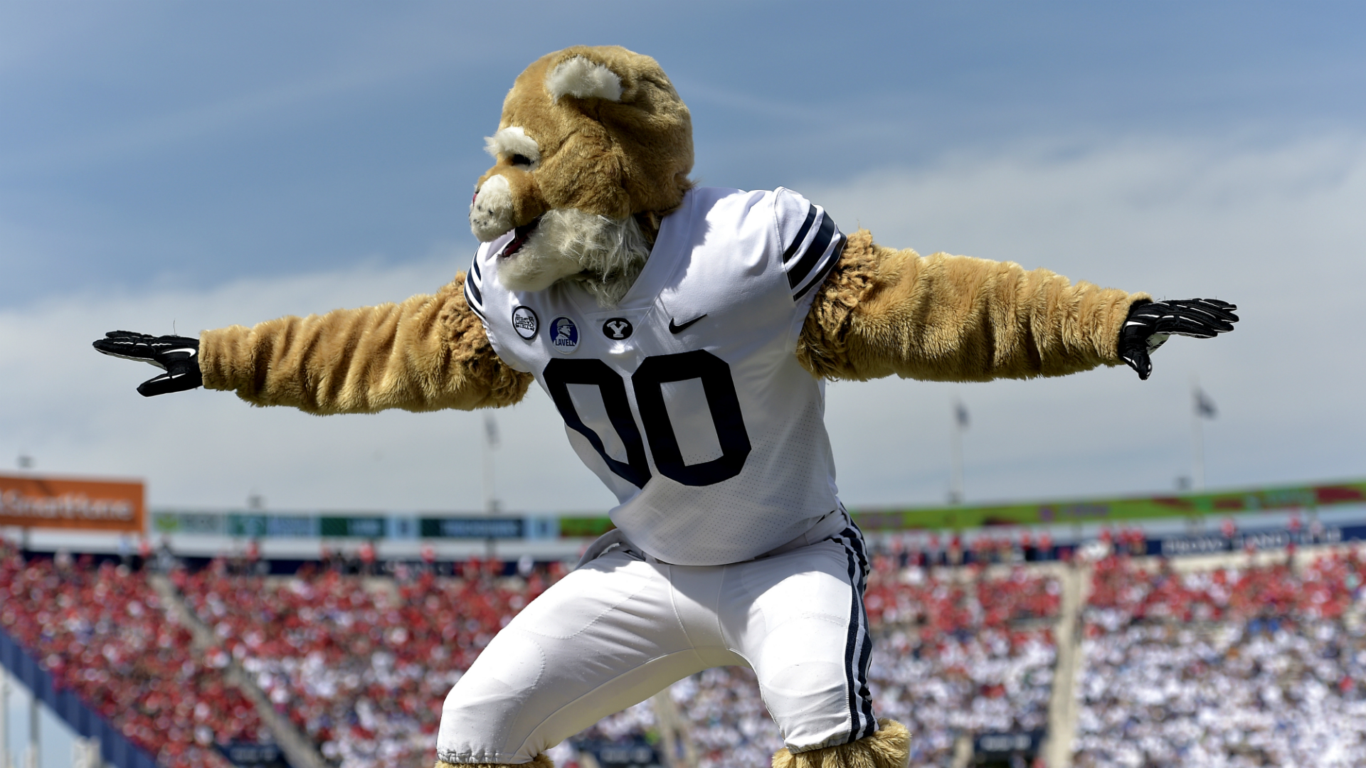 BYU Cougar mascot gets involved in hilarious dance off vs. Mississippi