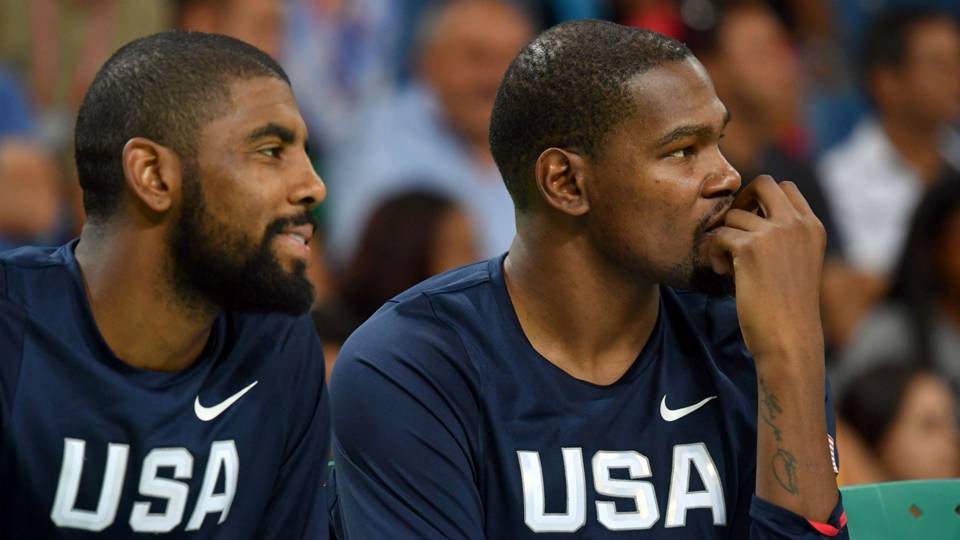 Tin mật: Kevin Durant và Kyrie Irving thân mật bất thường sau sự kiện All-Star Tin mật: Kevin Durant và Kyrie Irving thân mật bất thường sau sự kiện All-Star
