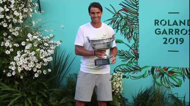 Tennis : Roland-Garros - Nadal pose avec son 12e trophée