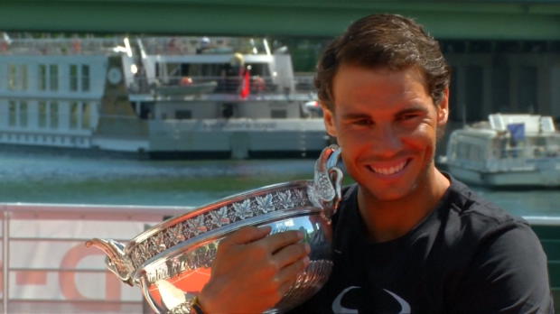  : Roland-Garros - Nadal exhibe son trophe sur la Seine