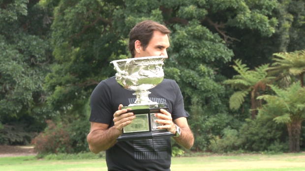  : Open d'Australie - Federer pose avec son trophe