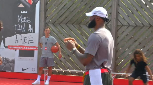 Basket : NBA - La folle journée de LeBron James à Paris !