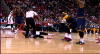 Vidéo - Rockets - Le coup de pied d'Harden à LeBron Vidéo - Rockets - Le coup de pied d'Harden à LeBron