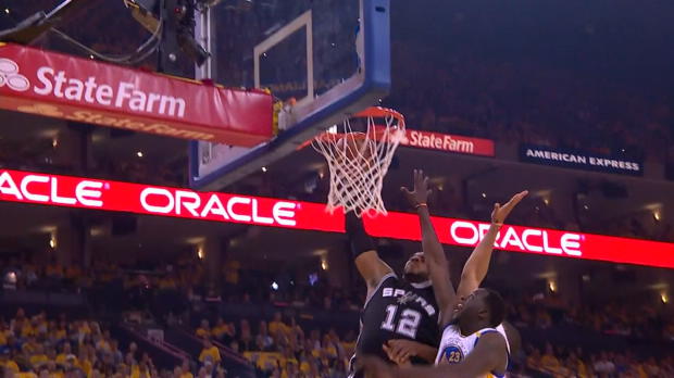 Aldridge dunks on Draymond Green