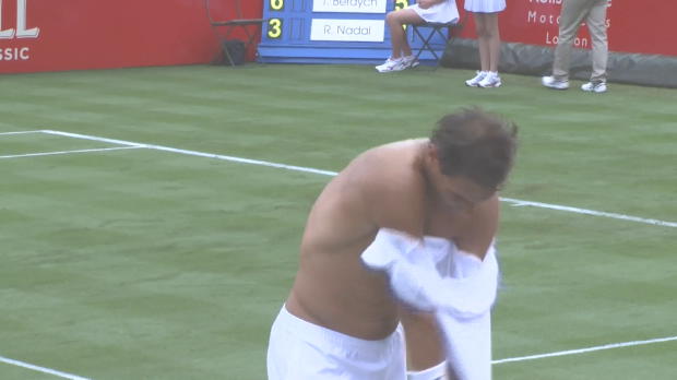  : Exhibition - Nadal fait tomber le t-shirt