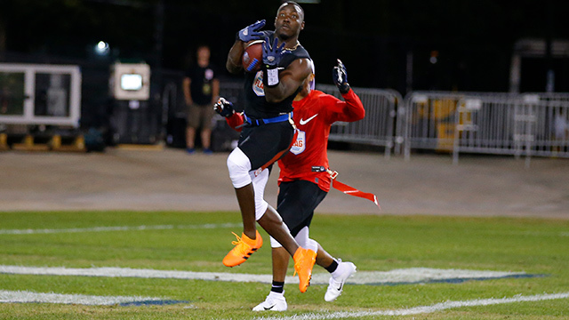 Former NFL quarterback Seneca Wallace drops perfect TD pass to former NFL wide receiver Lavelle Hawkins Former NFL quarterback Seneca Wallace drops perfect TD pass to former NFL wide receiver Lavelle Hawkins