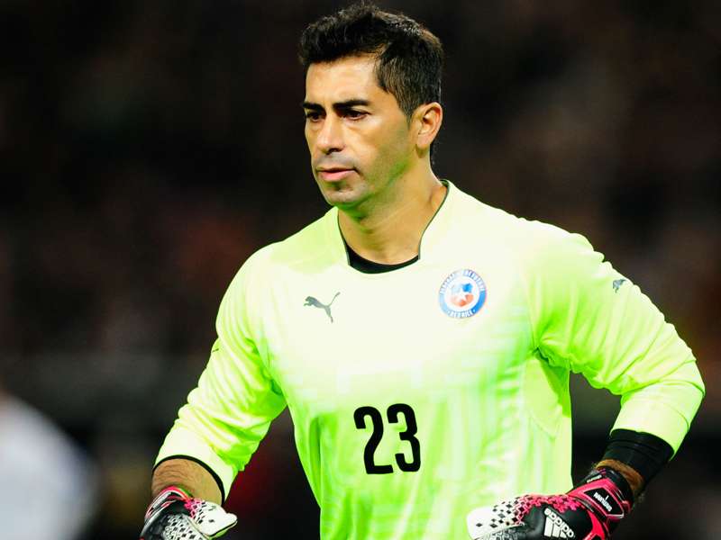 Johnny Herrera toma camiseta de titular | Goal.com