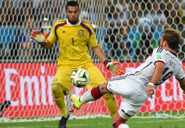 sergio-romero-mario-gotze-argentina-germany-world-cup_58ktmimhducx1u2lzqewotjca.jpg