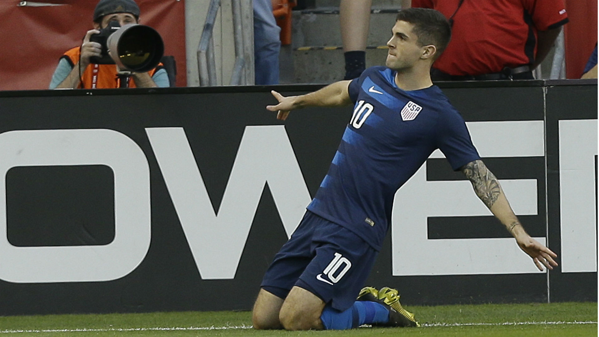 Christian Pulisic injury: USMNT star's night cut short by thigh knock | Sporting News