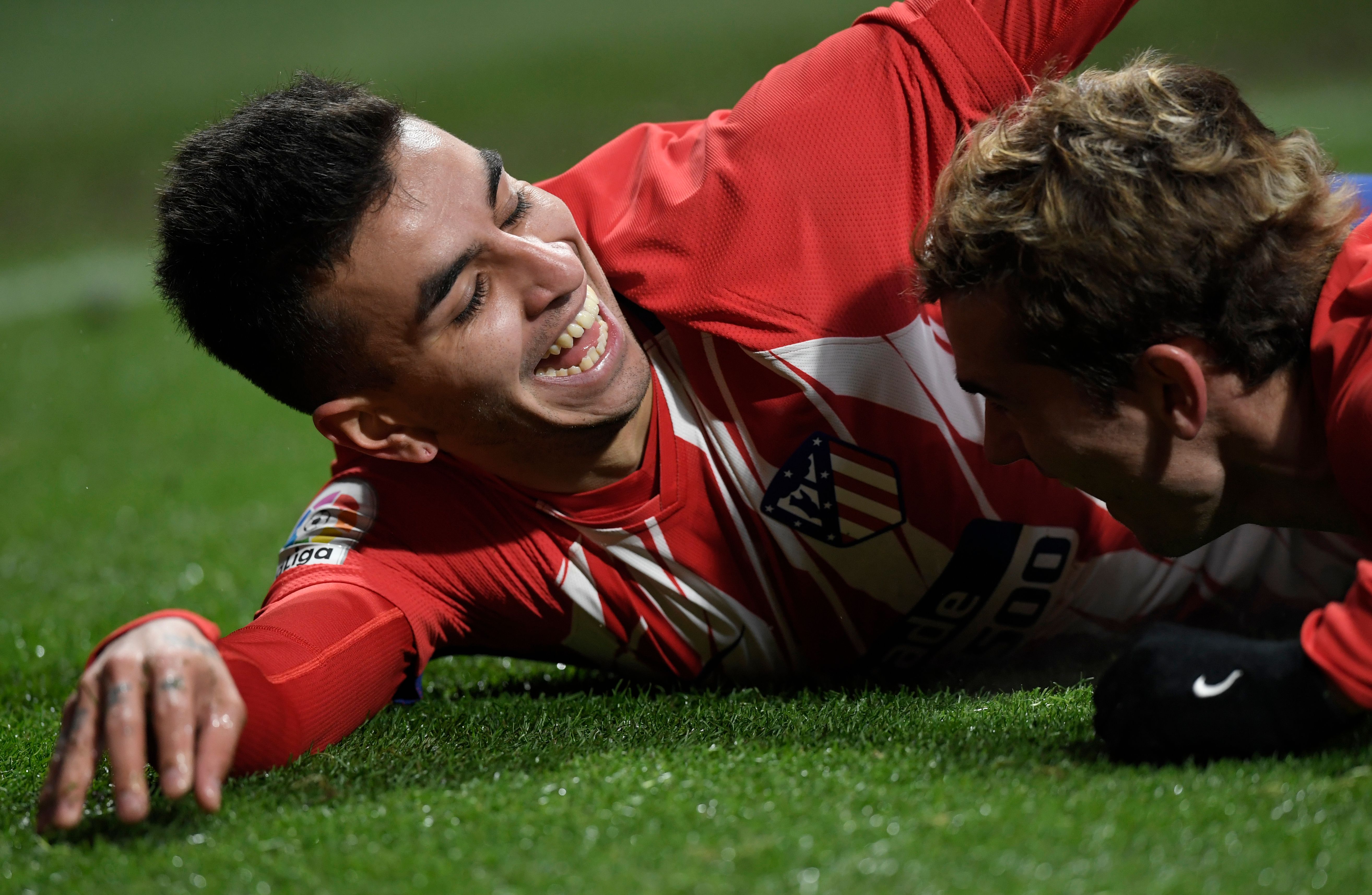 (VIDEO) Diego Godín pierde varios dientes tras recibir un fuerte golpe