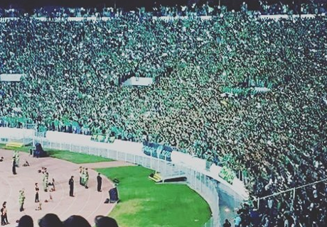 جمهور الرجاء يقتحم الملعب عقب مواجهة أسيك ميموزا هربا من الأمن