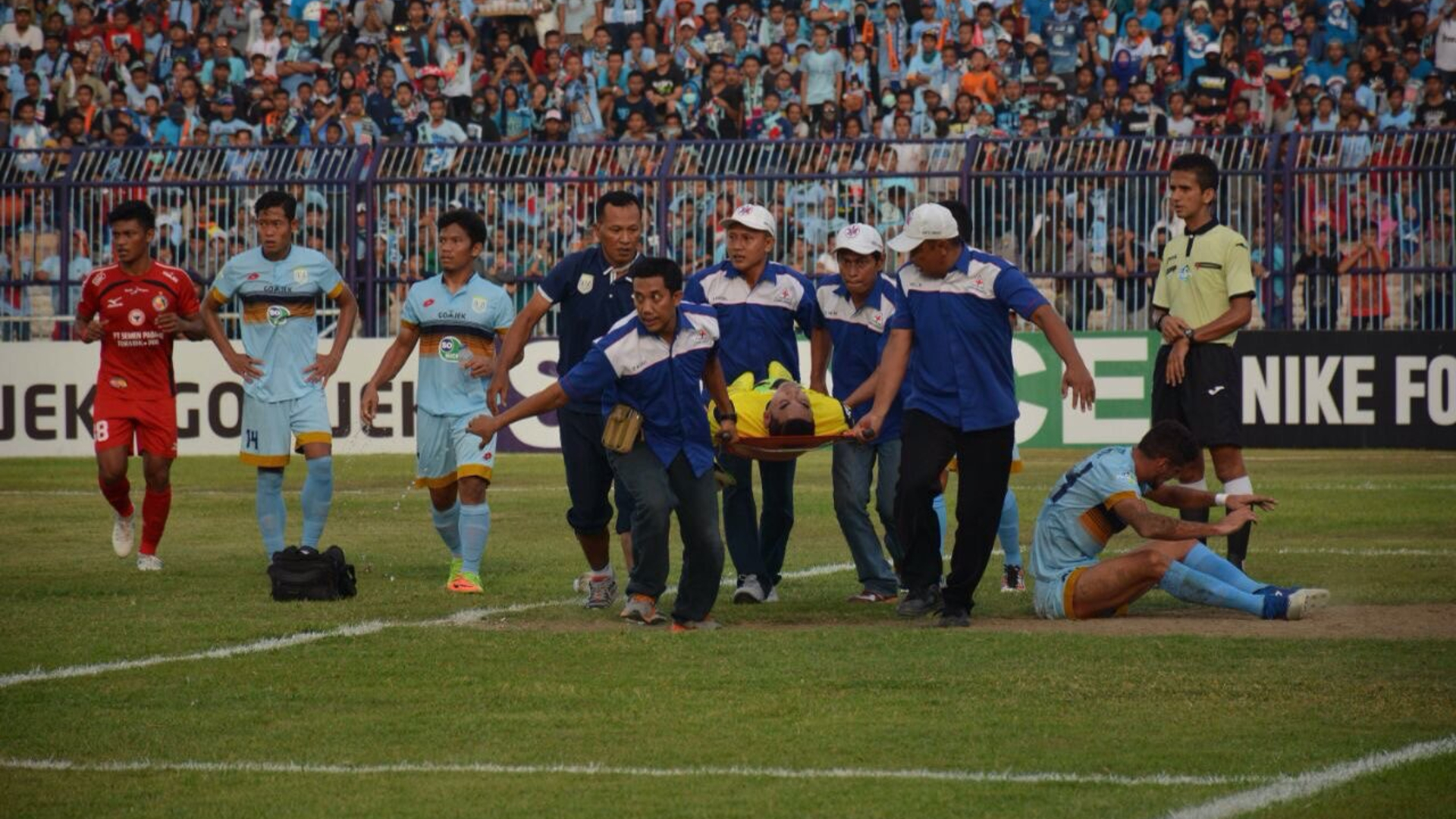 Fallece portero en Indonesia tras choque con su compañero — Fútbol de luto Fallece portero en Indonesia tras choque con su compañero — Fútbol de luto