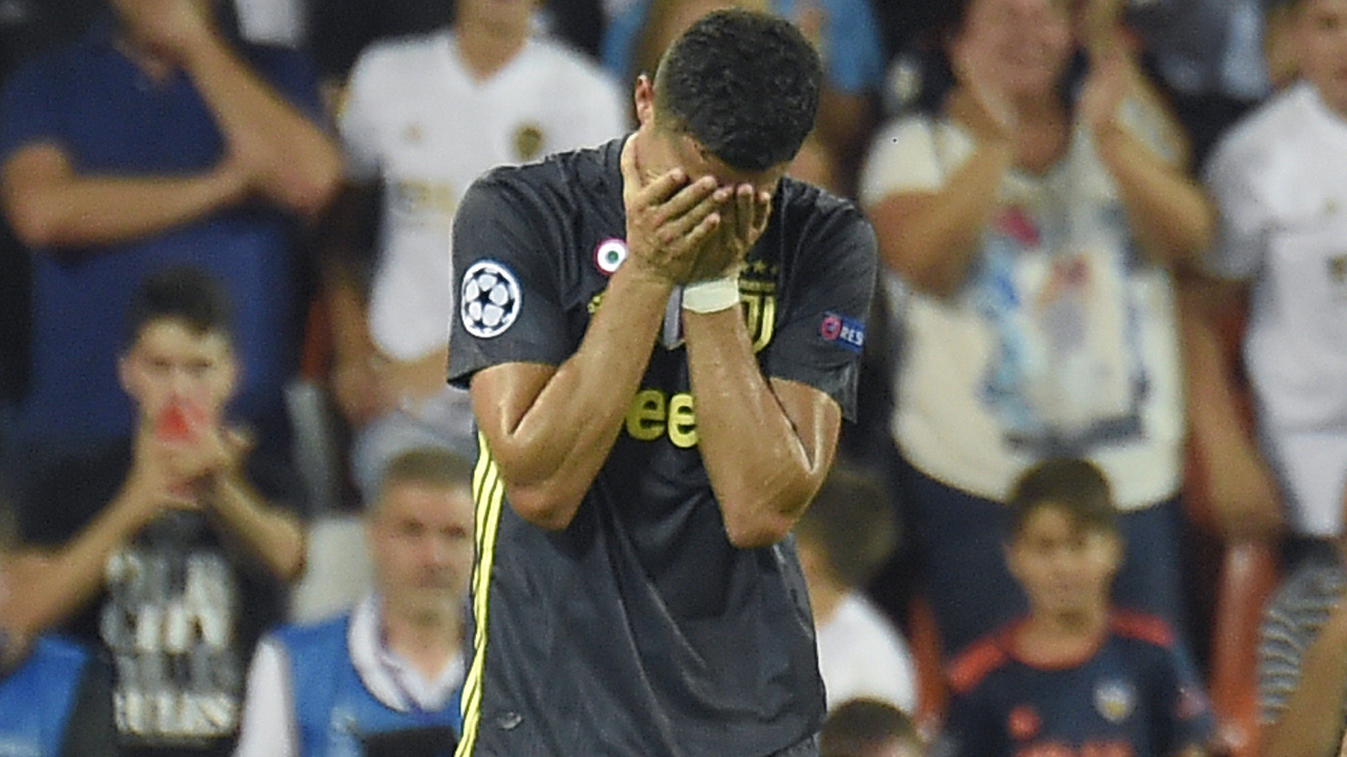 对手主帅:c罗委屈流泪 坚称自己没错