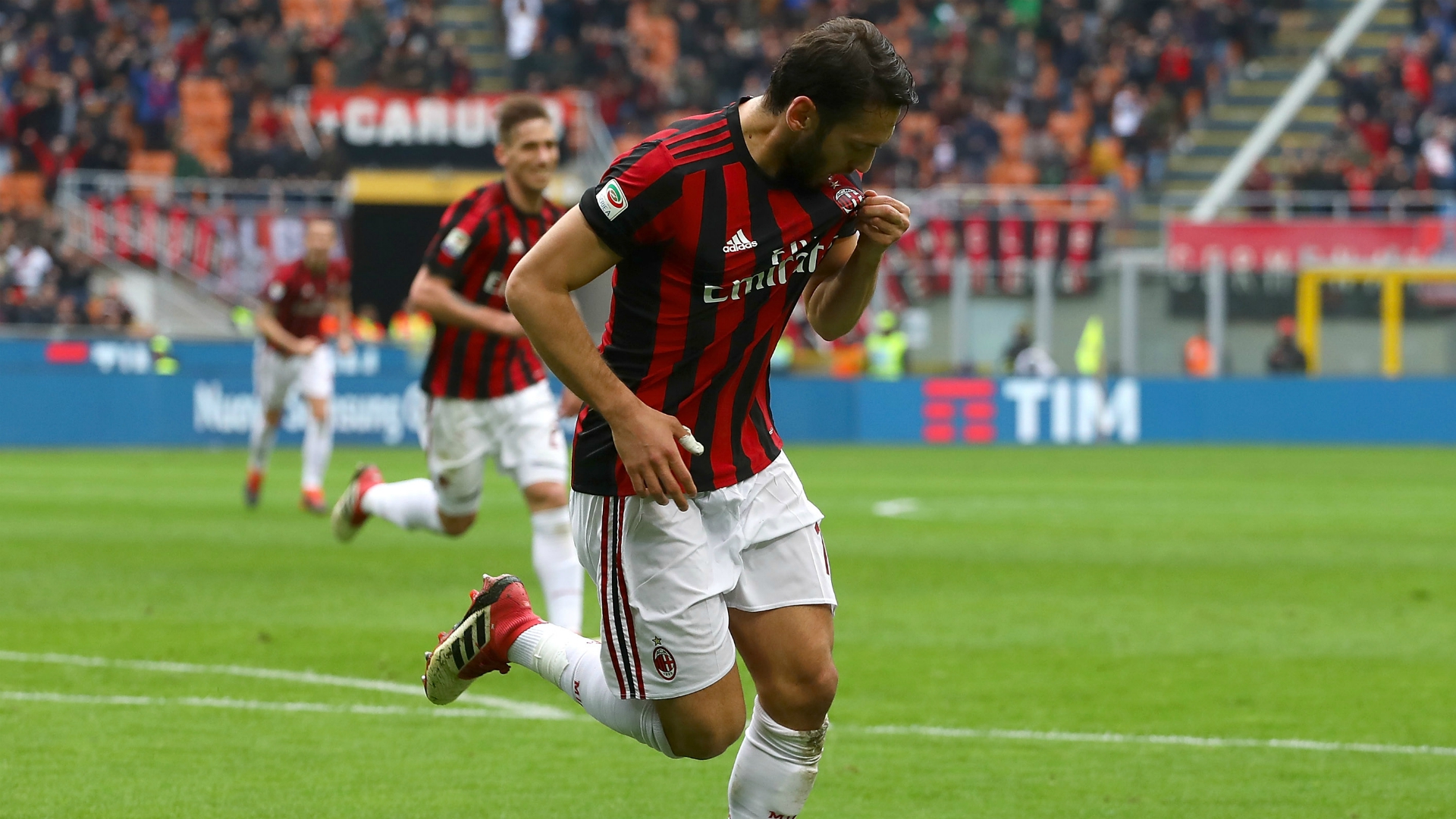 Hakan Çalhanoğlu: İlk öptüğüm forma Milan forması | Goal.com