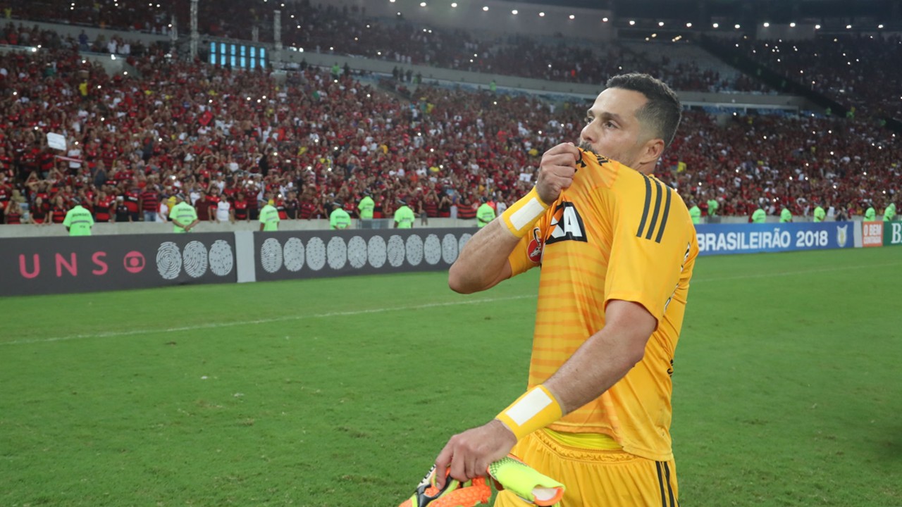 Julio Cesar bacia la maglia del Flamengo nella sua partita d'addio al calcio giocato. Foto: Gilvan de Souza/Flamengo/Divulgação.