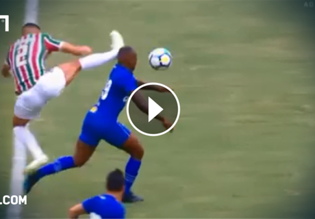 Brasilien: Gegen den Kopf! Gilberto mit Brutalo-Aktion