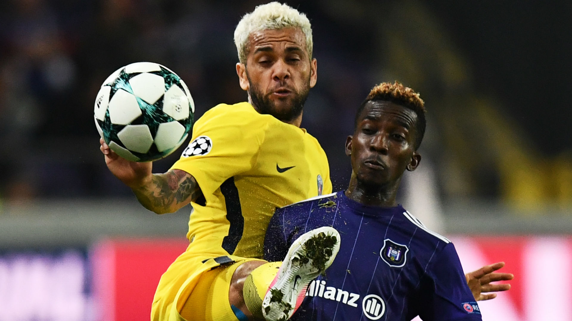 Daniel Alves Henri Onyekuru Anderlecht PSG UEFA Champions League 18102017