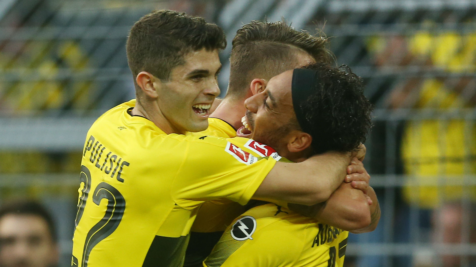 Christian Pulisic Pierre Emerick Aubameyang celebration