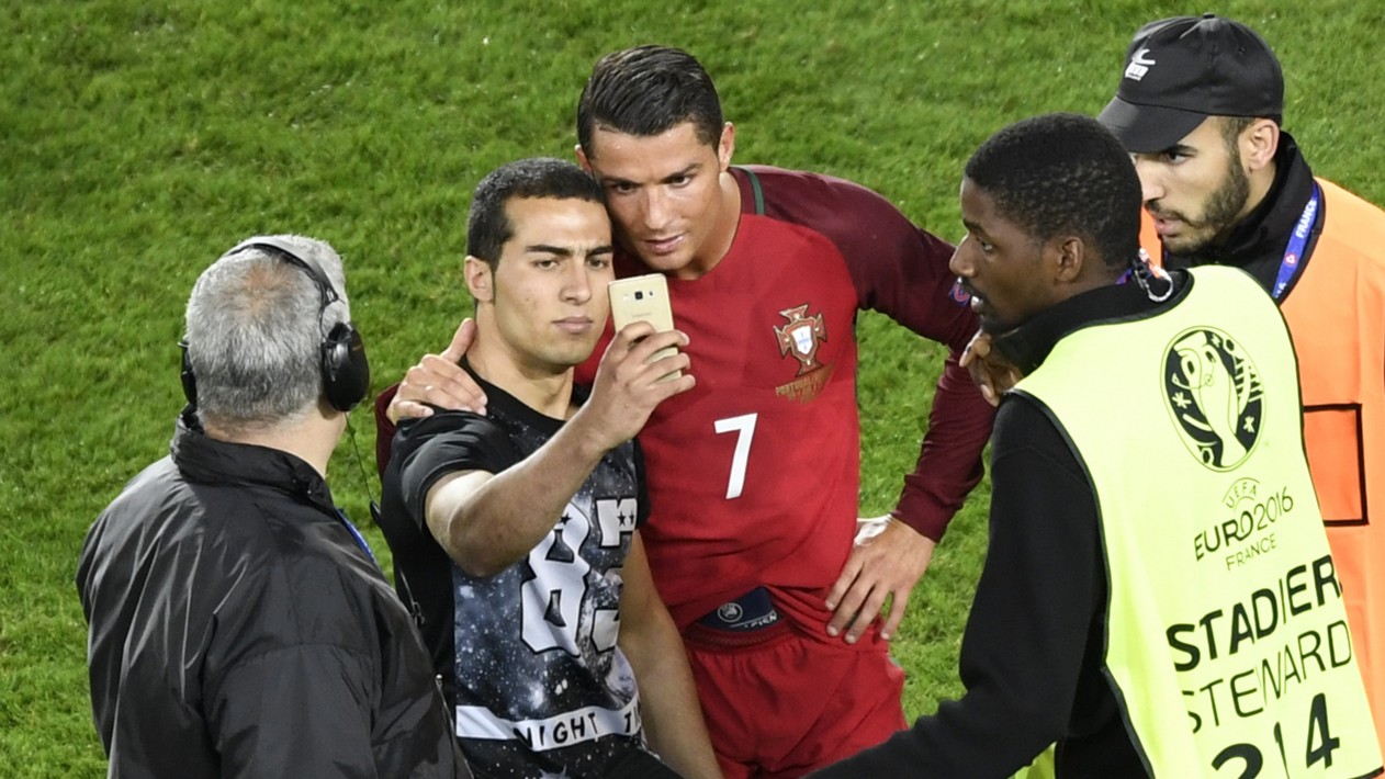ronaldo-and-his-fan-06182016_6g4ry33bmp861t15os82nfykr.jpg