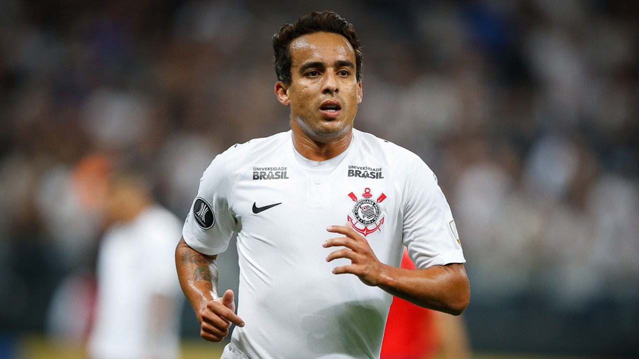 Jadson volta ao time titular do Corinthians e persegue duas marcas de Romero