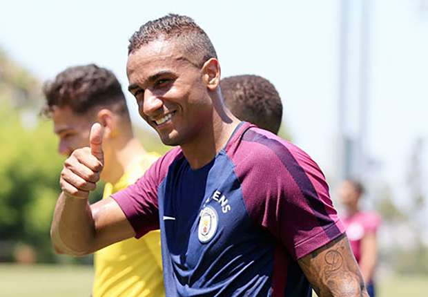 danilo-luiz-manchester-city-training-07242017_1i0ue6k4qqq601715njhxtv7f8.jpg