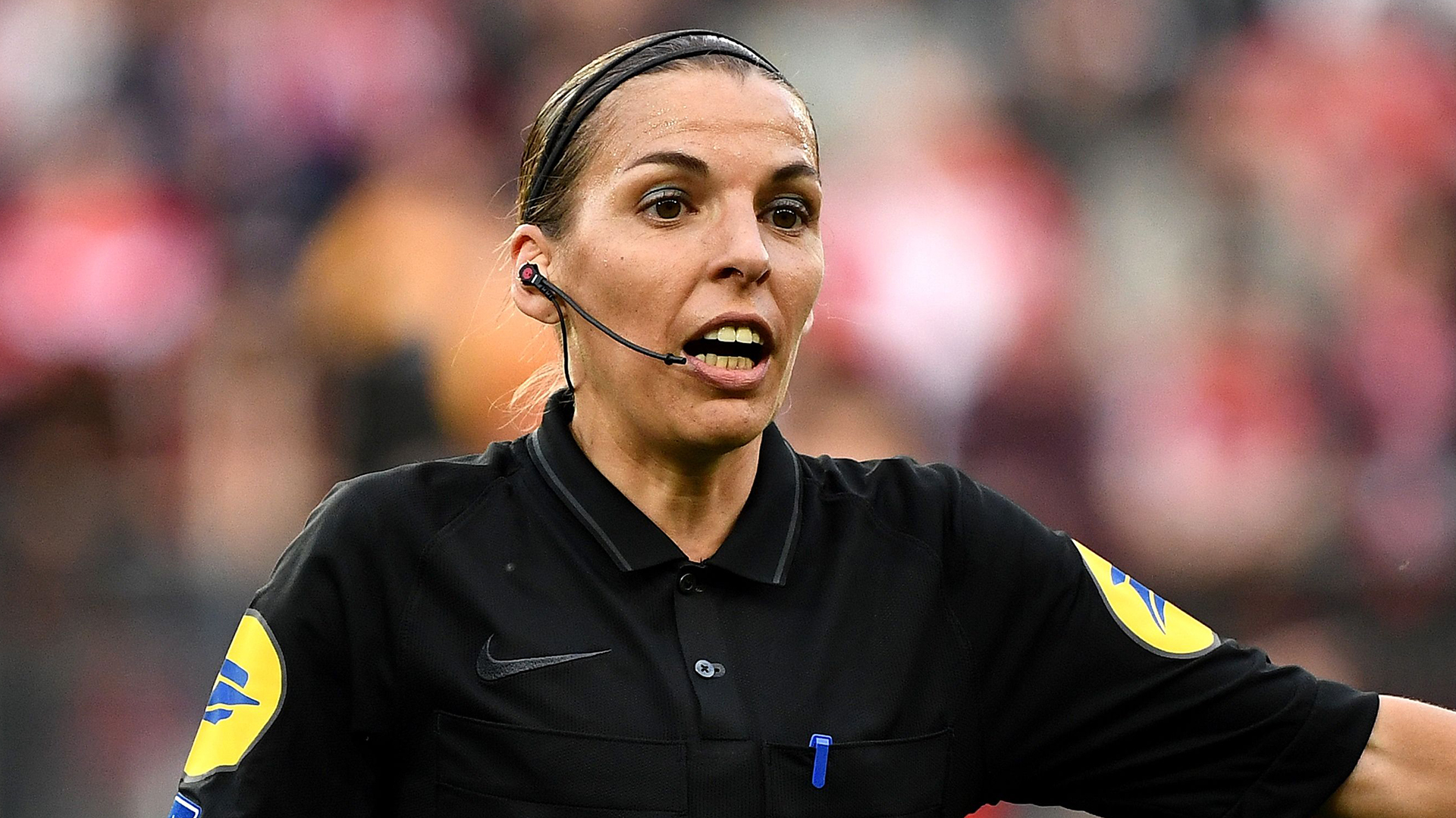 Stéphanie Frappart première femme arbitre d'une rencontre masculine majeure — Supercoupe d'Europe Stéphanie Frappart première femme arbitre d'une rencontre masculine majeure — Supercoupe d'Europe