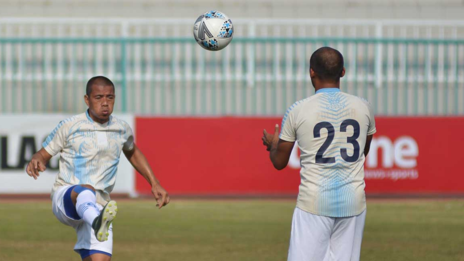  PSCS dan Blitar United mendapatkan bola dengan brand yang berbeda dikala pemanasan dan berta Pelatih Dan Pemain Klub Liga 2 Keluhkan Pergantian Mendadak Bola Kompetisi