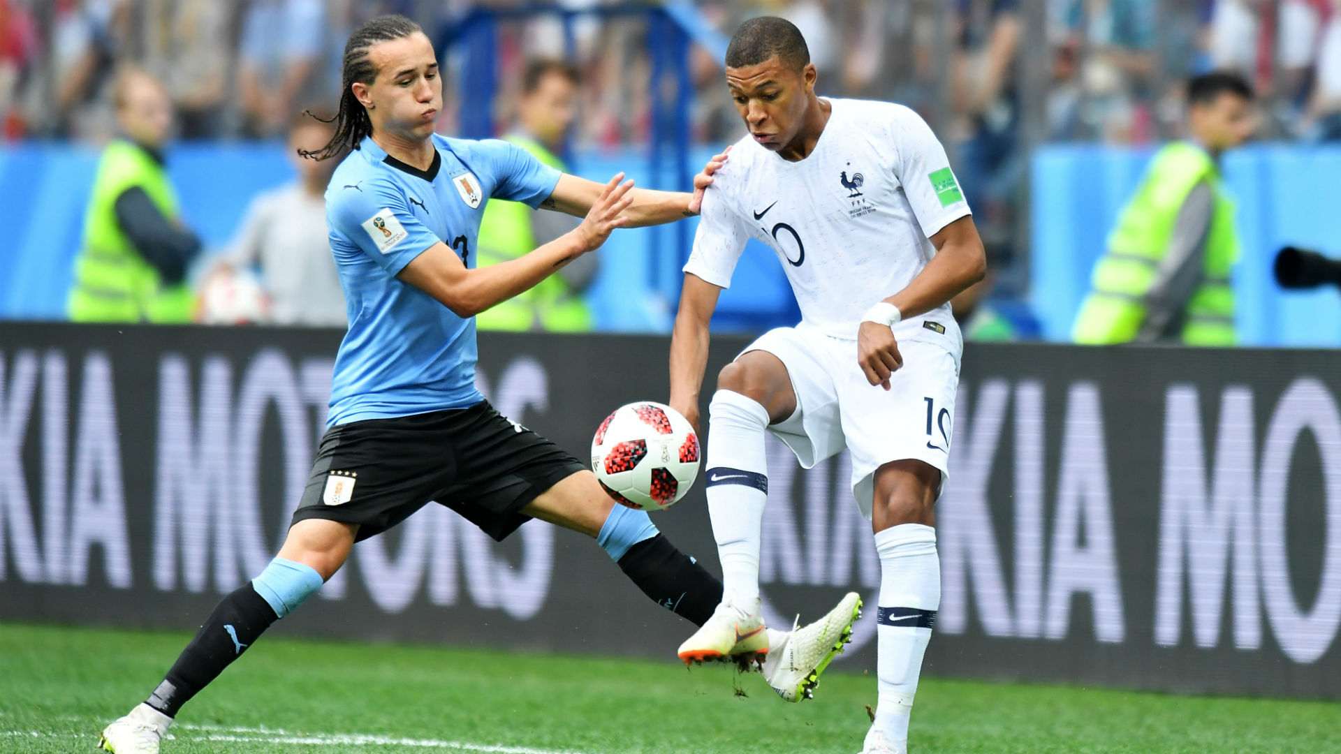 Diego Laxalt Kylian Mbappe Uruguay France World Cup 06072018