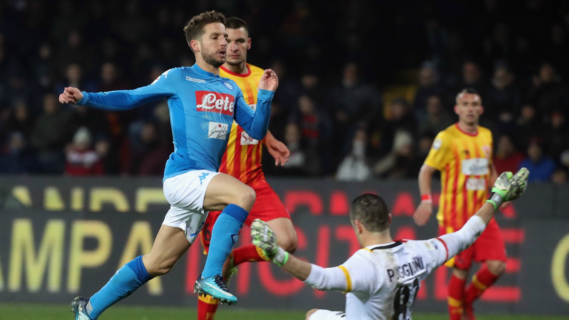Benevento-Napoli 0-2: gol di Mertens e Hamsik, infortunio al belga Benevento-Napoli 0-2: gol di Mertens e Hamsik, infortunio al belga