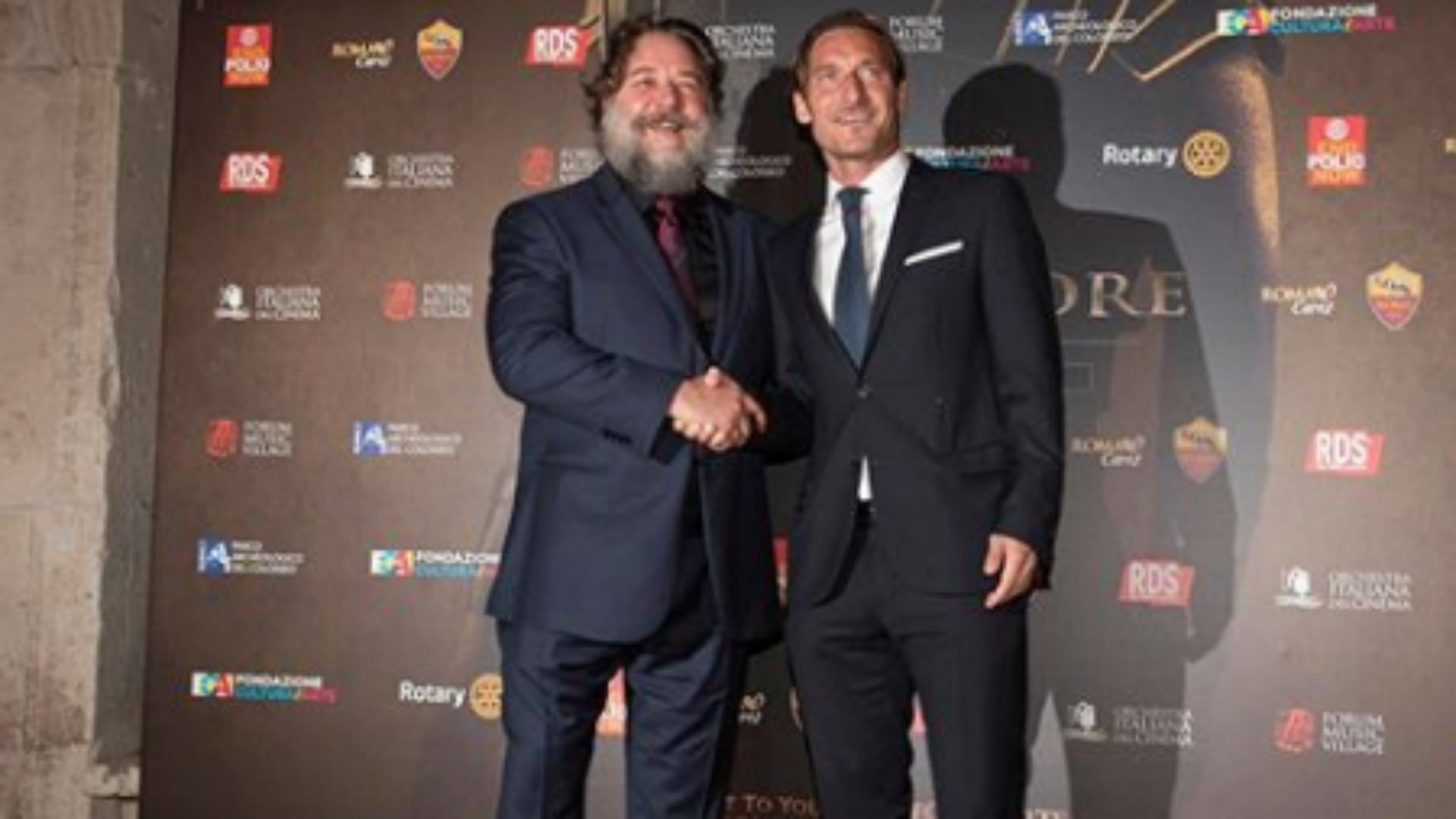 ¿Cuánto mide Russell Crowe? - Altura - Real height - Página 4 Totti-russel-crowe_1b64nhxrd24pq1a107z4gajg7i