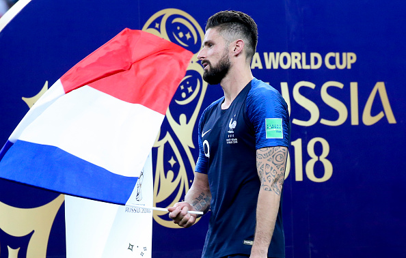 Pierre Ménès s’acharne contre Olivier Giroud Pierre Ménès s’acharne contre Olivier Giroud