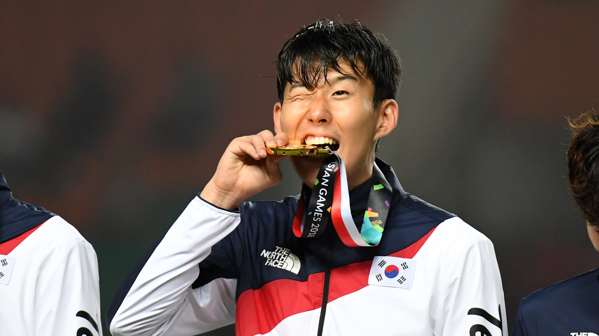 Son Heung-Min festeggia fieramente la sua medaglia d'oro vinta ai giochi asiatici. Foto: Abi Yazid.